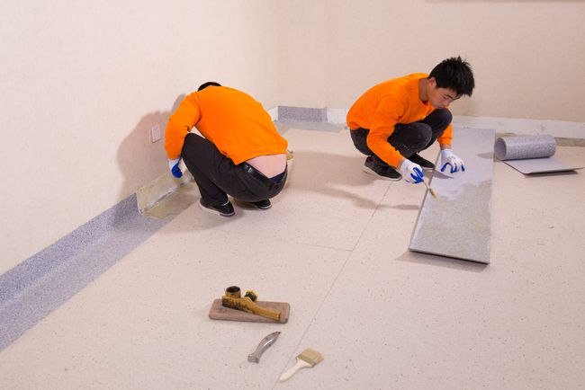 vinyl Flooring laying - cutting