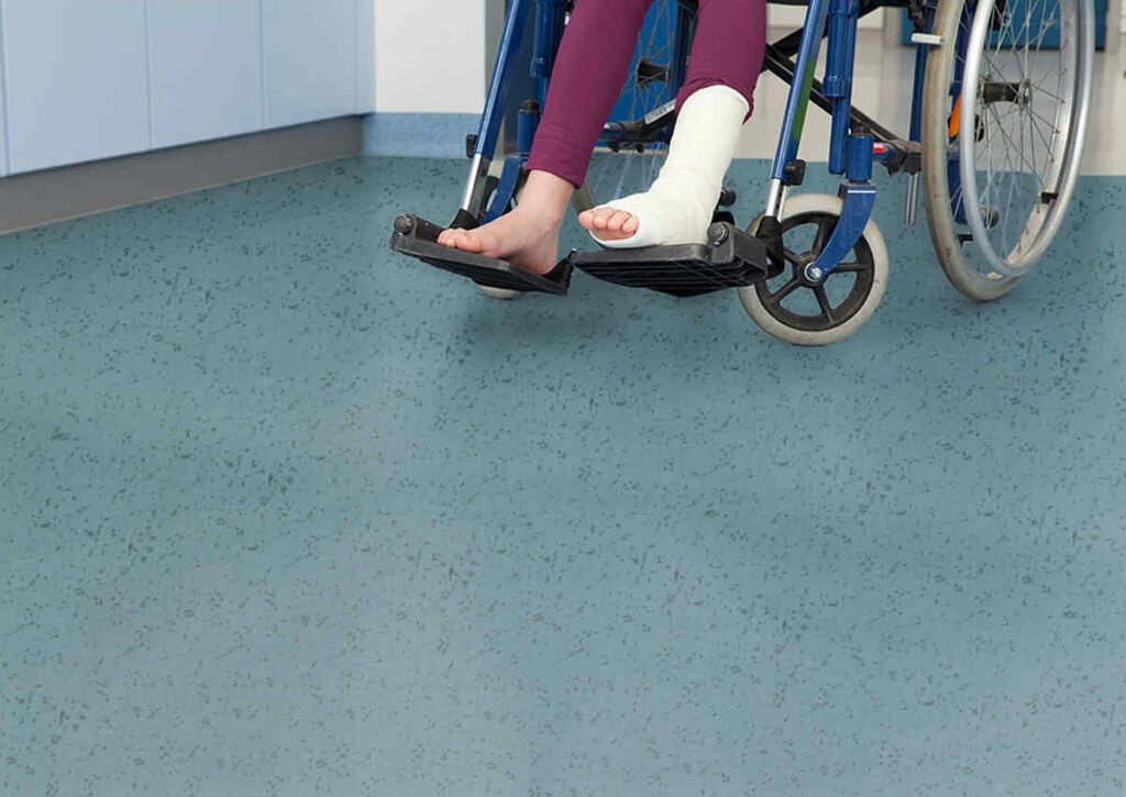 Vinyl sheet flooring can absorb sound and reduce noise. In places where vinyl sheet is used, the noise will be much reduced to keep the room quiet. This function is very useful in schools, libraries, music rooms, studios, hospitals and other places. It can improve the quality of the environment.